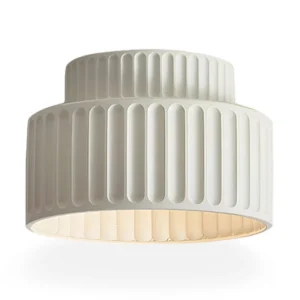 Loftlampe i resin med riflet design